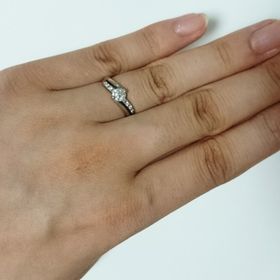 【Mariage ent(マリアージュエント)の口コミ】 婚約指輪として格式を保ちつつも普段の服装にも合わせやすく、ダイヤが悪…
