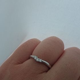 【銀座ダイヤモンドシライシの口コミ】 デザインがおしゃれで可愛く、つけてみると指が細く長く見える効果があり…