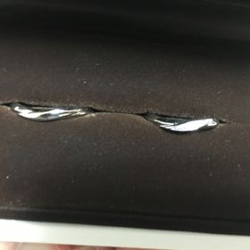 【アイプリモ(I-PRIMO)の口コミ】 婚約指輪と同じデザインにしたかったのでこの少し斜めになっているものを…