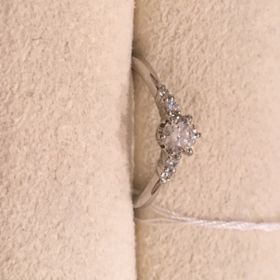 【Mariage ent(マリアージュエント)の口コミ】 お店の人がオススメのリングであるとして出してきてくれた数種類の中から…