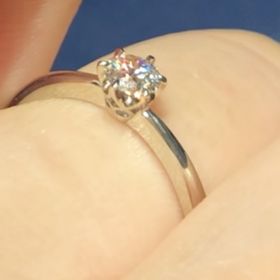 【銀座ダイヤモンドシライシの口コミ】 職種柄、派手な物は着用できないけど、婚約中はいつも身につけていたかっ…