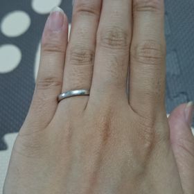 【銀座ダイヤモンドシライシの口コミ】 内側に複数のストーンを好みで入れられたことと、外側に何の模様もないシ…