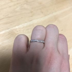 【銀座ダイヤモンドシライシの口コミ】 ハーフエタニティのダイヤの引っ掛かりのない、プラチナ素材を探してまし…