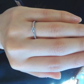 【ROYAL ASSCHER(ロイヤル・アッシャー)の口コミ】 センターに大きなダイヤが一石、そしてサイドにリングの半分ほどまでメレ…