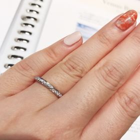 【銀座ダイヤモンドシライシの口コミ】 指輪単体よりも実際つけてみると何倍も素敵に見えたのがこのジュノー。一…