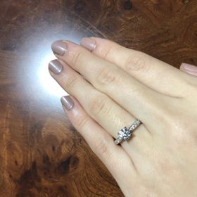 【銀座ダイヤモンドシライシの口コミ】 サプライズでいただいたためデザインは夫が選んでくれましたが、周りのリ…