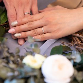 【俄(にわか)の口コミ】 シルバーとピンクゴールドに一目惚れしました。
小指側からみるとシルバー…