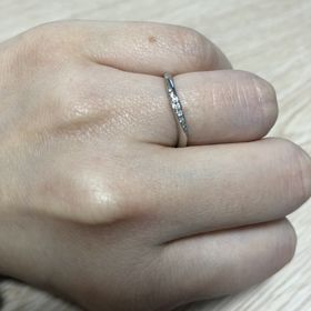 【A・D・A(エー・ディー・エー)の口コミ】 曲線がきれいで、とても指がきれいに見えます。
ダイヤもついていますが、…