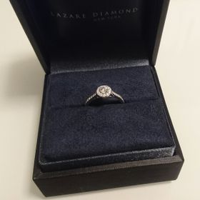【ラザール ダイヤモンド(LAZARE DIAMOND)の口コミ】 他ブランドのシンプルな1粒ダイヤのリングと迷いましたが、華やかさと年を…