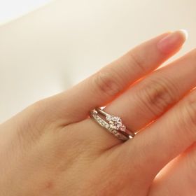 【銀座ダイヤモンドシライシの口コミ】 メレダイヤのある比較的細身の指輪を探していました。メレダイヤの大きさ…