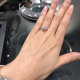 【ラザール ダイヤモンド(LAZARE DIAMOND)の口コミ】 シンプルながらも、品の良いデザインが気に入りました。
指が細めなので、…