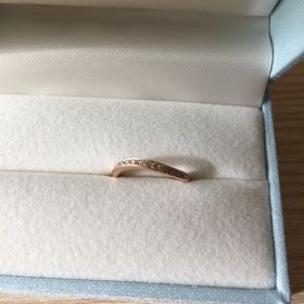 【Preuve(プルーヴ)の口コミ】 指の形からアーチ状になってる指輪が似合うとのアドバイスを受け、ダイヤ…