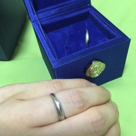 【Romantic Blue(ロマンティックブルー)の口コミ】 表面に宝石が入っている物など、色々ありましたが、何も入ってない物のほ…