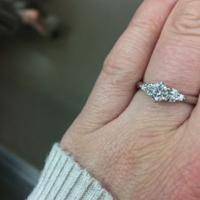 【銀座ダイヤモンドシライシの口コミ】 ブーケクレッセントという婚約指輪に決めました。一粒ダイヤと迷いました…