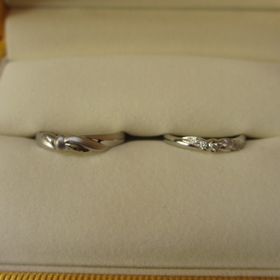 【ケイウノ ブライダル(K.UNO BRIDAL)の口コミ】 まず1つ目は、デザインを自分たちで考え、デザイナーさんが形にしてくれた…