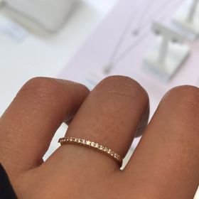 【ヴァンドーム青山(VENDOME AOYAMA)の口コミ】 光り輝いていて、かなり綺麗な指輪です。
 華奢なのにキラキラしていて、…