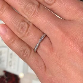 【A・D・A(エー・ディー・エー)の口コミ】 リングの中心が特徴的なデザインをしており、多数のダイヤが入っているの…