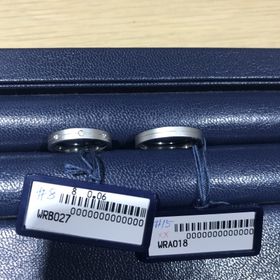 【ROYAL ASSCHER(ロイヤル・アッシャー)の口コミ】 素材はプラチナでスモーク（？）加工がしてあり、
真ん中に切れ込みでライ…