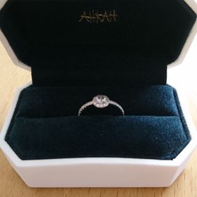 【AHKAH(アーカー)の口コミ】 パッと見、華やかなデザインですが、着用してみると華奢で主張しすぎない…