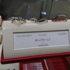 【AFFLUX(アフラックス)の口コミ】 シンプルで指を綺麗に見せるデザインです。実際に結婚指輪を試着しました…