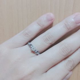 【MILK&Strawberry(ミルクアンドストロベリー)の口コミ】 センターストーンダイヤモンドの両脇にあるピンクダイヤモンドに一目惚れ…