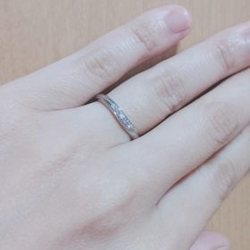 【MILK&Strawberry(ミルクアンドストロベリー)の口コミ】 婚約指輪とセットになっている結婚指輪です。
少し太めのリングなので単体…