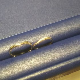 【銀座ダイヤモンドシライシの口コミ】 婚約指輪(ジャスミン)がちょっとVラインの指輪になっており、この結婚指輪…