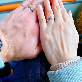 【銀座ダイヤモンドシライシの口コミ】 婚約指輪選びで迷っていたところ担当の方が親身に相談に乗ってくださり、…