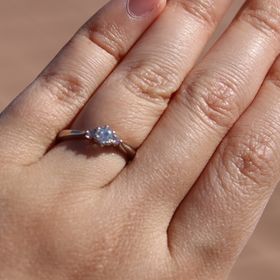 【アイプリモ(I-PRIMO)の口コミ】 上からみるとシンプルだけど、可愛らしくとても上品。でも横から見るとハ…