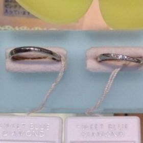 【SWEET BLUE DIAMOND(スウィートブルーダイヤモンド)の口コミ】 細身でシンプルなデザインで、着けてる違和感を感じさせないようなものを…