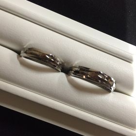 【N.Y.NIWAKA(ニューヨークニワカ)の口コミ】 ストーンなしの指輪を探していて、キラキラとしたカッティングが素敵だと…