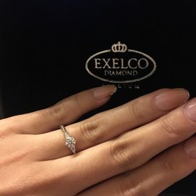 【エクセルコダイヤモンド(EXELCO DIAMOND)の口コミ】 婚約指輪の決め手は、ダイヤモンドの品質と
リングについては、ミル打ちの…