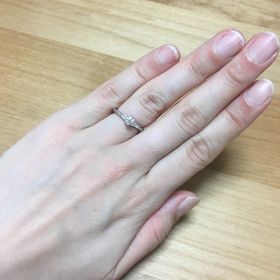 【エクセルコダイヤモンド(EXELCO DIAMOND)の口コミ】 ミル打ちなどのデザインが本当に気に入りました。シンプルなデザインと迷…