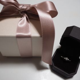 【アイプリモ(I-PRIMO)の口コミ】 試着した時に自分の指が綺麗に見えたのと、長く使えるシンプルなデザイン…