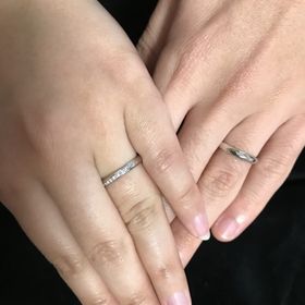【ラザール ダイヤモンド(LAZARE DIAMOND)の口コミ】 婚約指輪と重ねづけができるストレートのリングを探していました。ラザー…