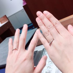 【銀座ダイヤモンドシライシの口コミ】 様々な指輪をつけたが、1番デザインもよく、どの方向から見ても綺麗にうつ…