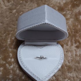 【DEAREST(ディアレスト)】の口コミ 指が短いので、少しでも長く見えるようにV字デザインを選びました。結婚指...