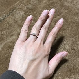 【銀座ダイヤモンドシライシの口コミ】 指のサイズ感に合い、さらにキラキラのボリュームもちょうど良いことで決…