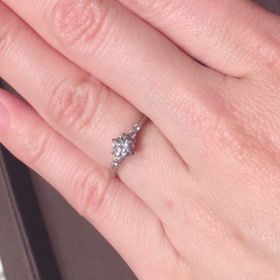 【アイプリモ(I-PRIMO)の口コミ】 センターの大きめのダイヤは存在感があり、サイドのメレダイヤが特徴的な…