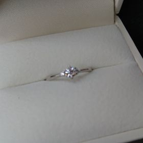 【et.lu(エトル)の口コミ】 私はもちろんデザインと着け心地です！        
デザインはダイヤの横の小…