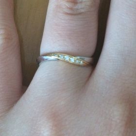 【LAPAGE(ラパージュ)の口コミ】 波のような形で、指が細く見えます。真ん中の部分はシルバー、イエローゴ…