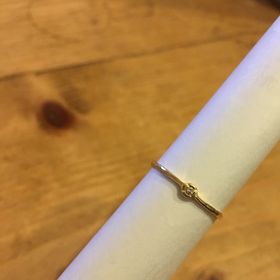 【e.m.の口コミ】 結婚指輪と重ねてつけたかったので、ゴールドで華奢なもの・シンプルなも…