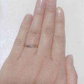 【Something Blue(サムシングブルー)の口コミ】 流れるようなウェーブに沿ってダイヤが並んでいるデザインが気に入ってい…