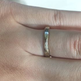 【杢目金屋(もくめがねや)の口コミ】 木目の色合いと模様が非常にきれいなリングです。元々私はゴールド派、彼…