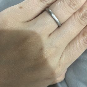 【アイプリモ(I-PRIMO)の口コミ】 シンプルで婚約指輪とも重ねてつけられるところと、
値段も手頃でデザイン…