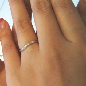 【1122 iifuufu bridal(いい夫婦ブライダル)の口コミ】 個性的なウェーブのラインが手を綺麗に見せてくれる効果があるのが決め手…