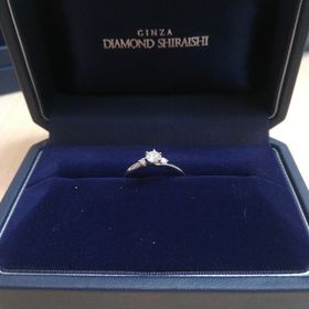 【銀座ダイヤモンドシライシの口コミ】 デザインが可愛かったので決めました。女性らしく華奢な感じがとても私の…