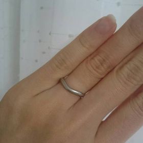 【ティファニー(Tiffany & Co.)の口コミ】 カーブがあることで指へのなじみがよく、着用時の違和感がだいぶ軽減され…