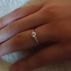 【アイプリモ(I-PRIMO)の口コミ】 シンプルなデザインですが、両サイドの小さいダイヤが可愛い。直線的では…