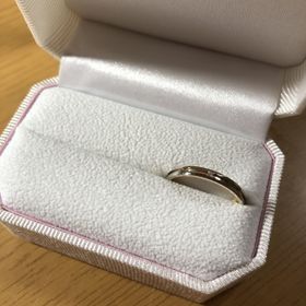 【Honey Bride(ハニーブライド)の口コミ】 向日葵というリングの名前に惚れました。ゴールドとの二重構造ですが、写…